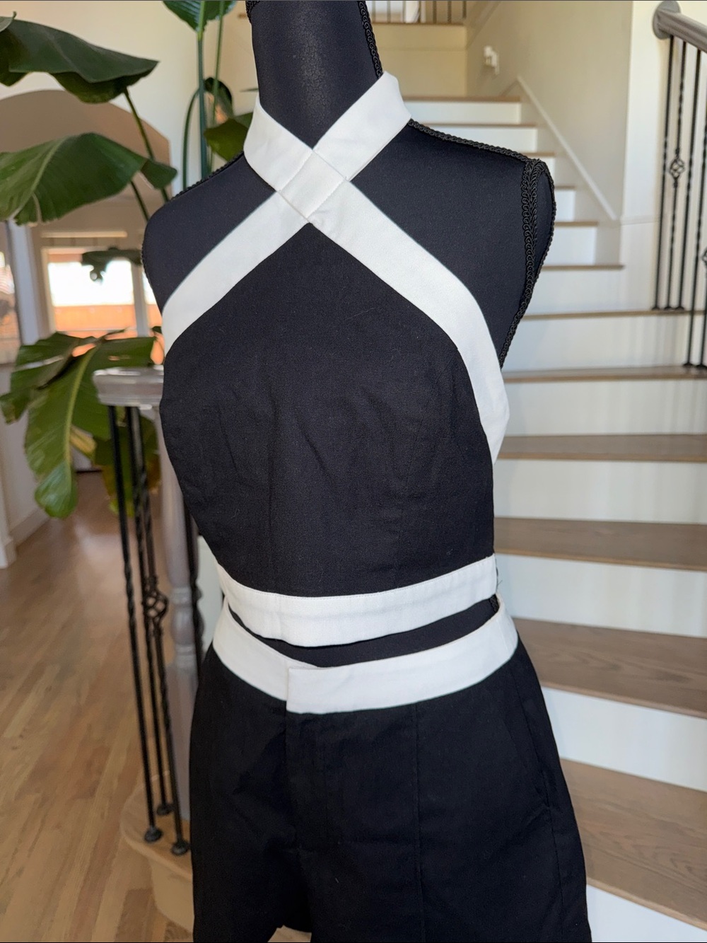 Commense Black and White Halter Set with Contrast Trim (Medium) - Picture 2 of 5